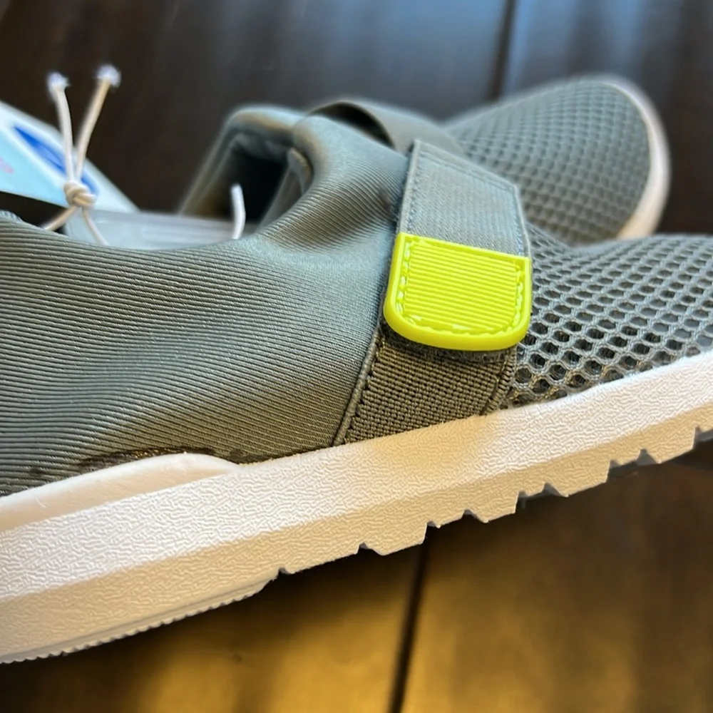 NWT Cat and Jack Toddlers Gender Neutral Austen Water Swim shoes in gray!